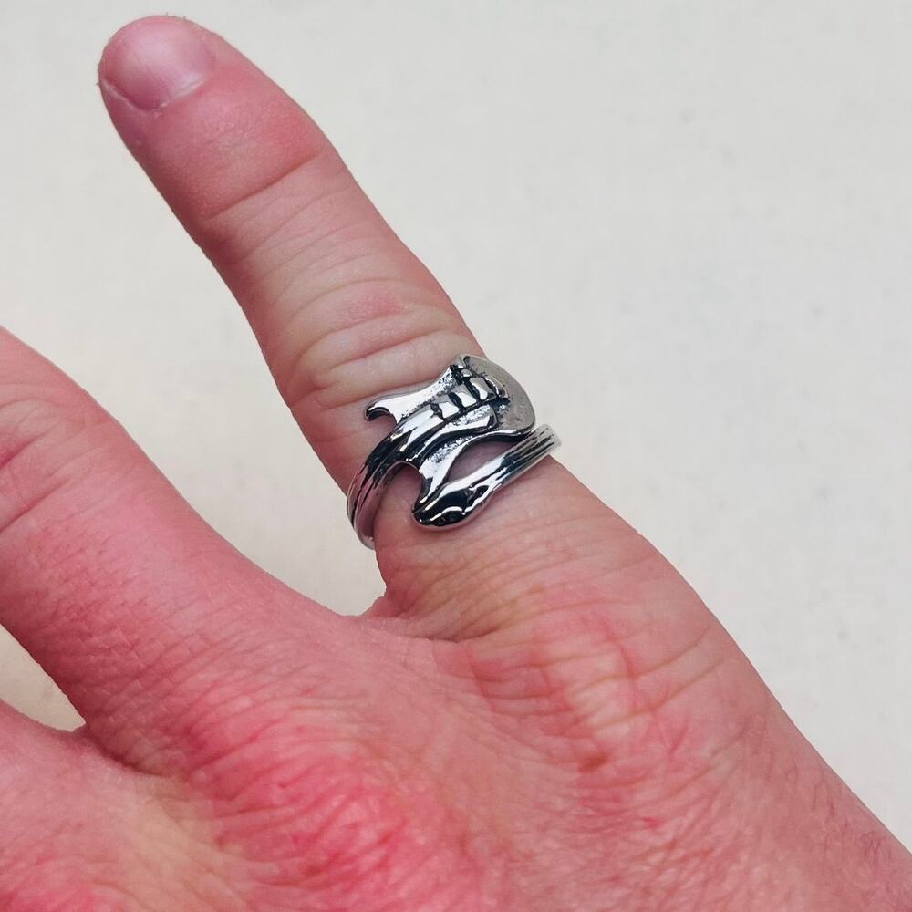 Y2K Vintage Wrapped Guitar Ring – Silver Tone, Size 8, Unisex, Brand New - Picture 2 of 7